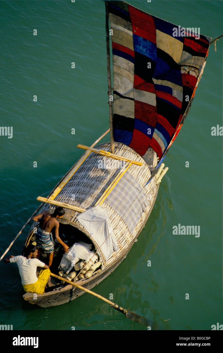 Les hommes l'aviron bateau traditionnel, le Bangladesh. Banque D'Images