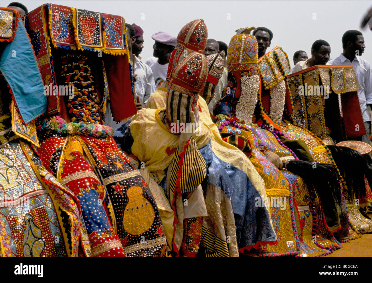 Eguguns ressuscités, ancêtres, à un festival vaudou, Porto Nuovo, au Bénin. Banque D'Images