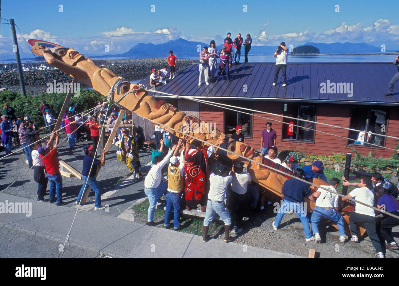 Le Tsimsnian les gens de Metlakatla, Alaska, soulever un totem en célébration du potlatch, Metlakatla, Alaska, USA Banque D'Images