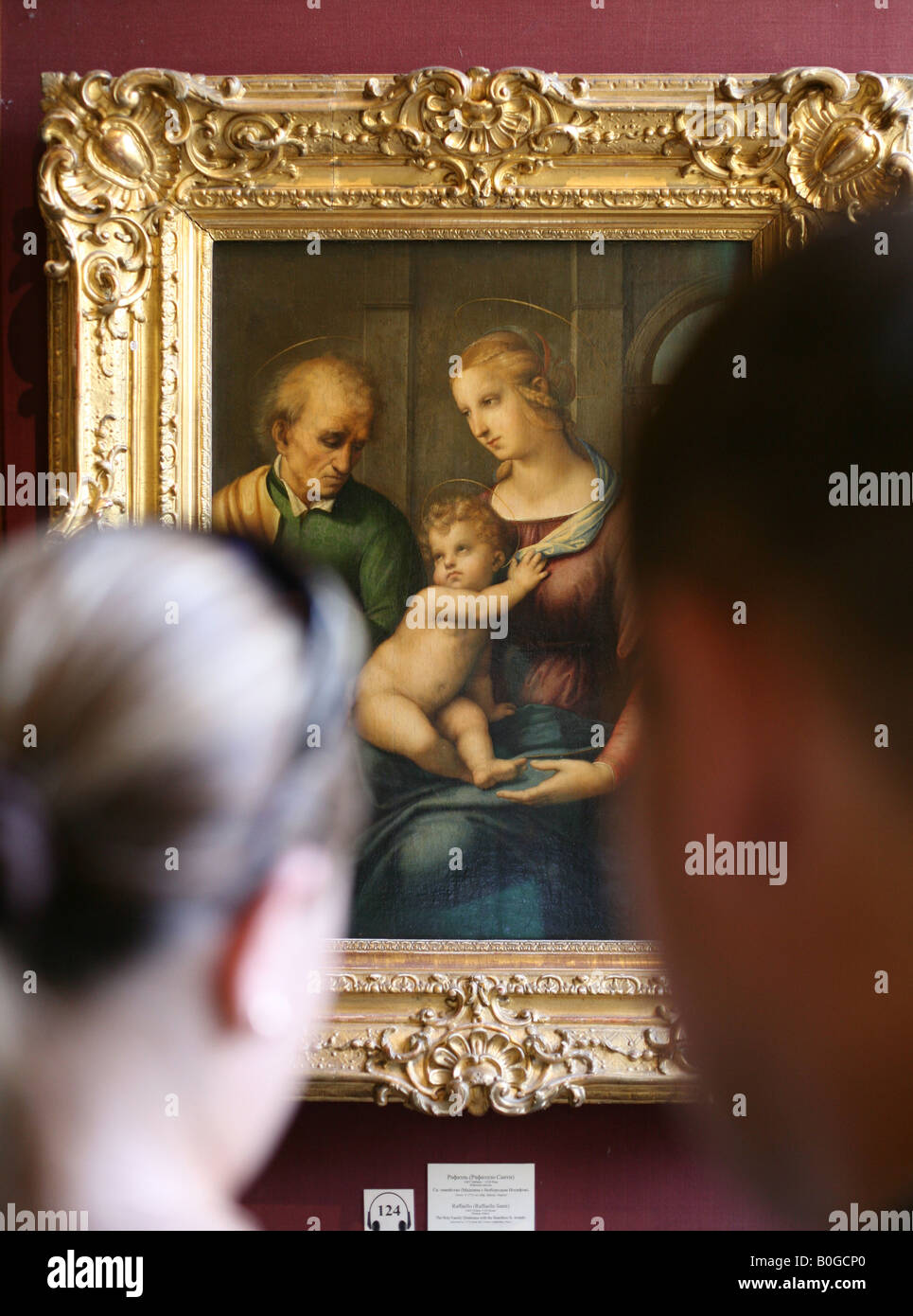 Visiteurs en face de la célèbre peinture de Raphaël "La Sainte Famille" dans le Musée de l'Ermitage à Saint-Pétersbourg, Russie Banque D'Images