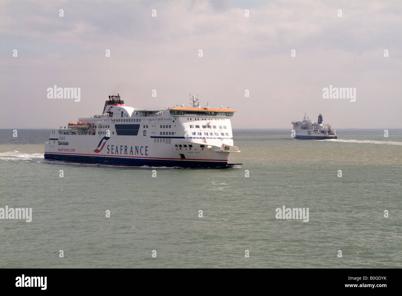 Cross Channel ferries ferry boat ship roll on off anglais tarif passager mer énorme grand flotteur croisière transport de voiture Voyage Banque D'Images