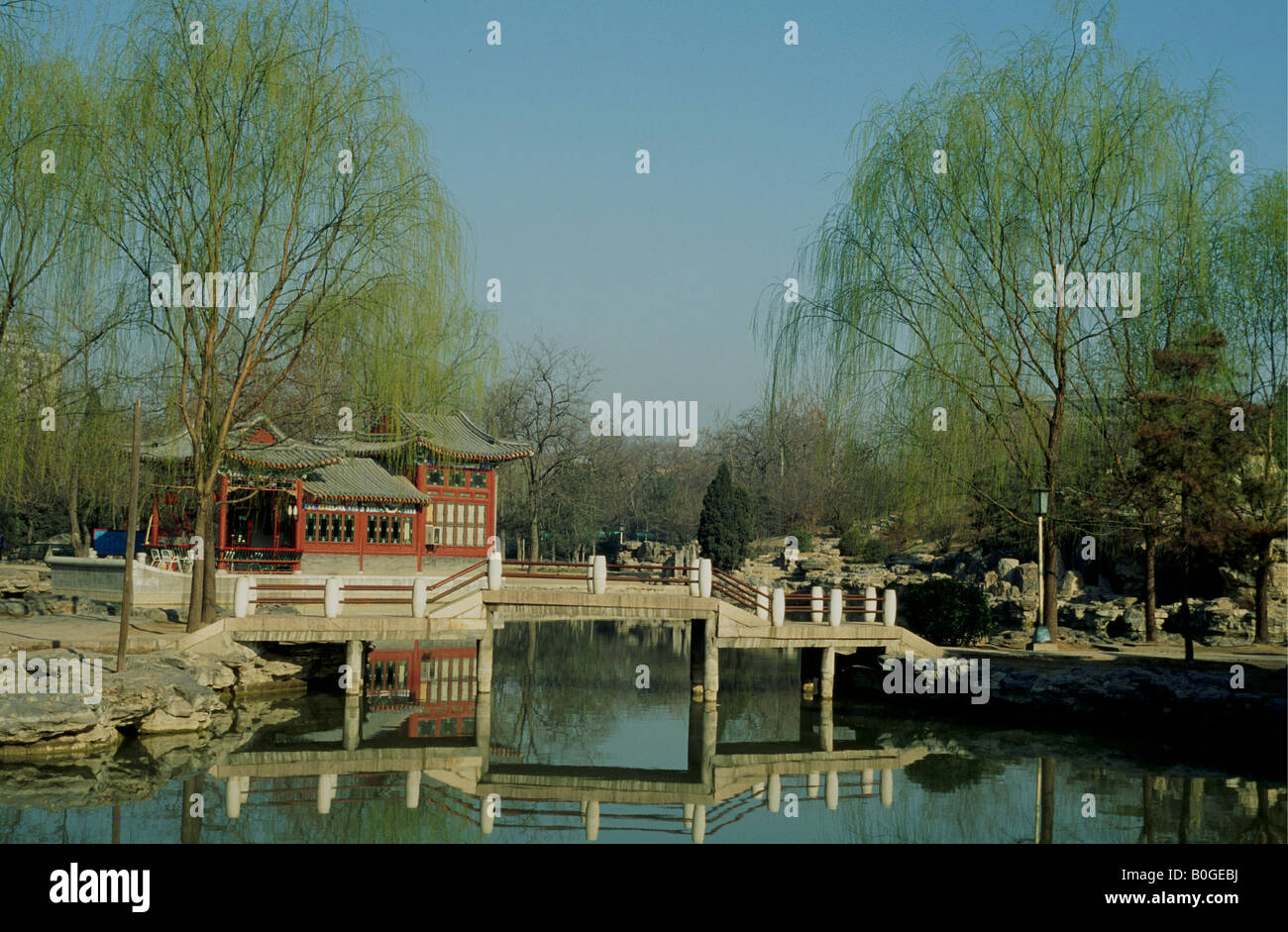 En s'appuyant sur une rivière, Beijing, Chine. Banque D'Images