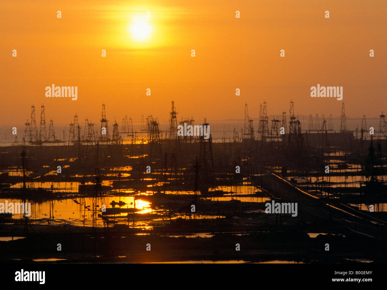 Le champ de pétrole de Shikovo au coucher du soleil, Baku, Azerbaïdjan. Banque D'Images