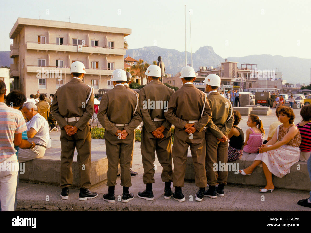 Des soldats turcs dans la rue, Kyrenia, Chypre. Banque D'Images