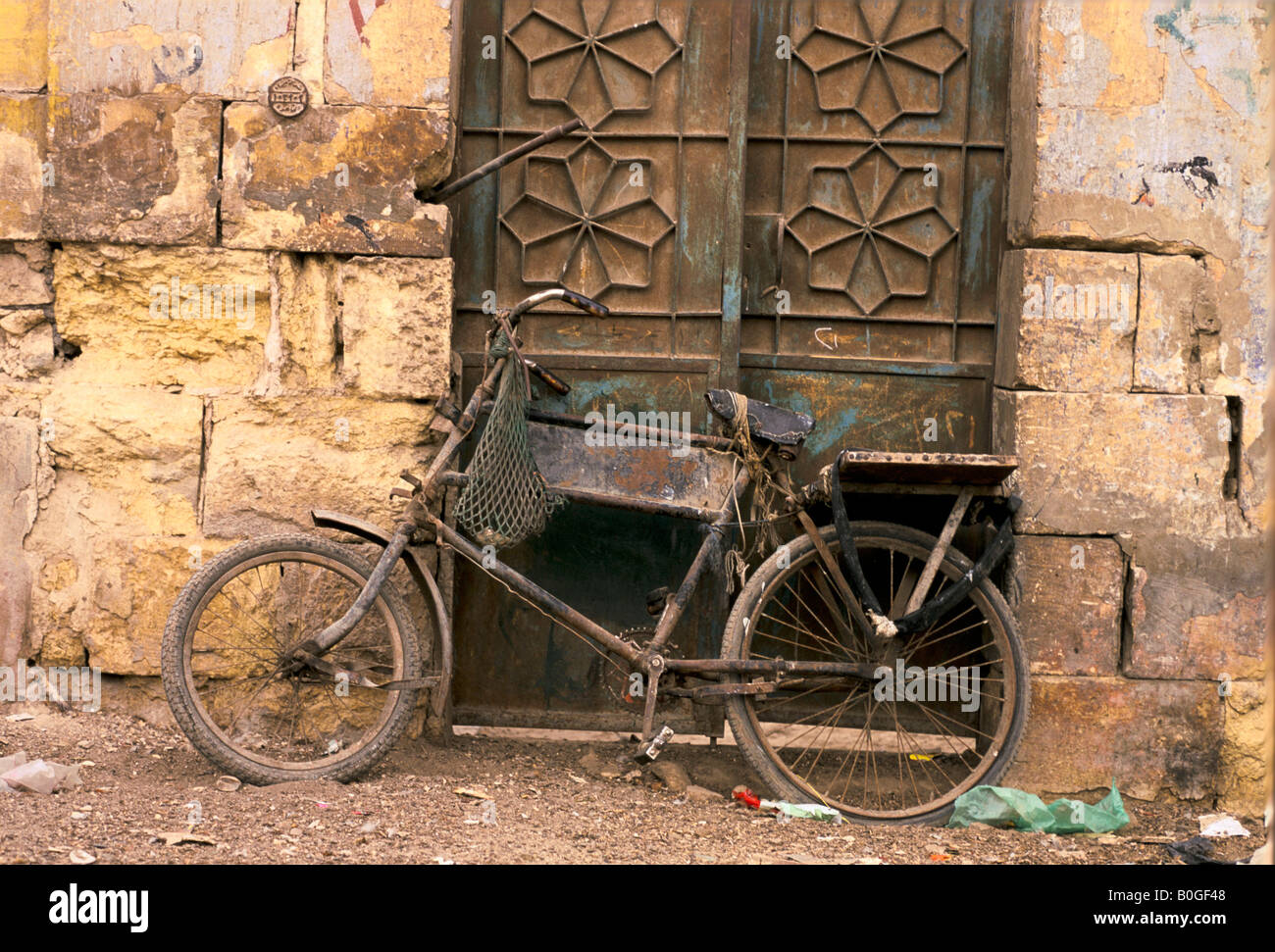 Un vieux vélo par une porte, de l'Égypte. Banque D'Images