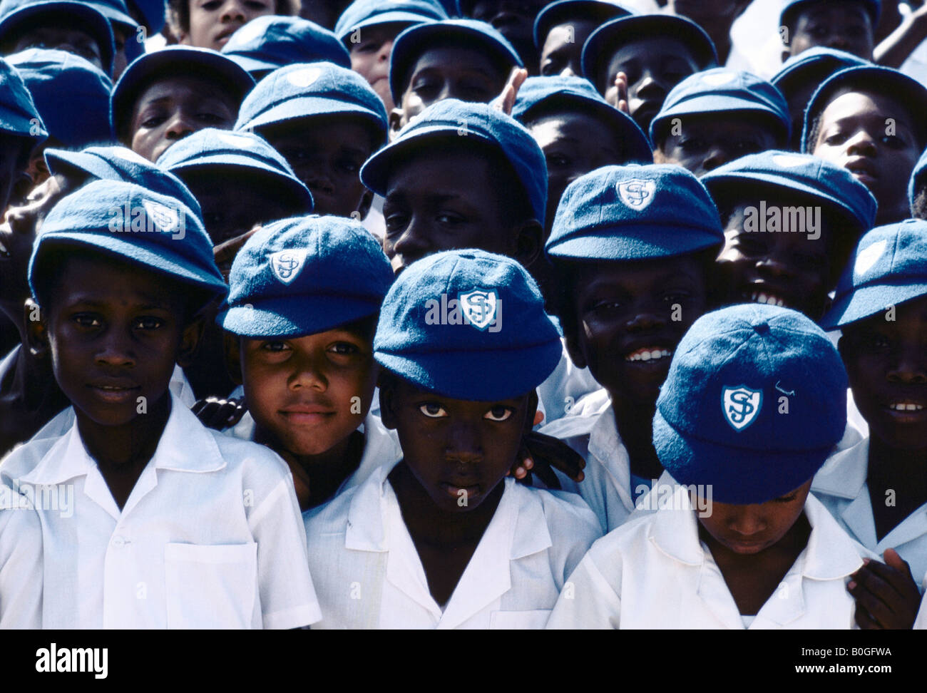 Un groupe de garçons de l'école en uniforme, la Gambie. Banque D'Images