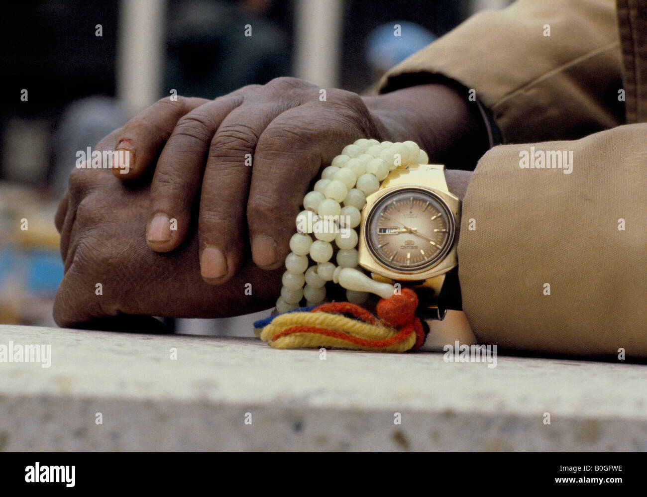 Un gros plan de ses mains, y compris une montre et des perles, la Gambie. Banque D'Images