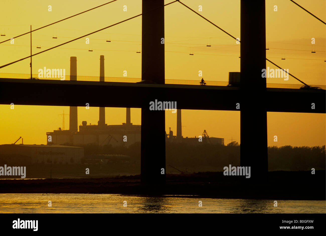 Un pont et l'usine au coucher du soleil, Düsseldorf, Allemagne. Banque D'Images
