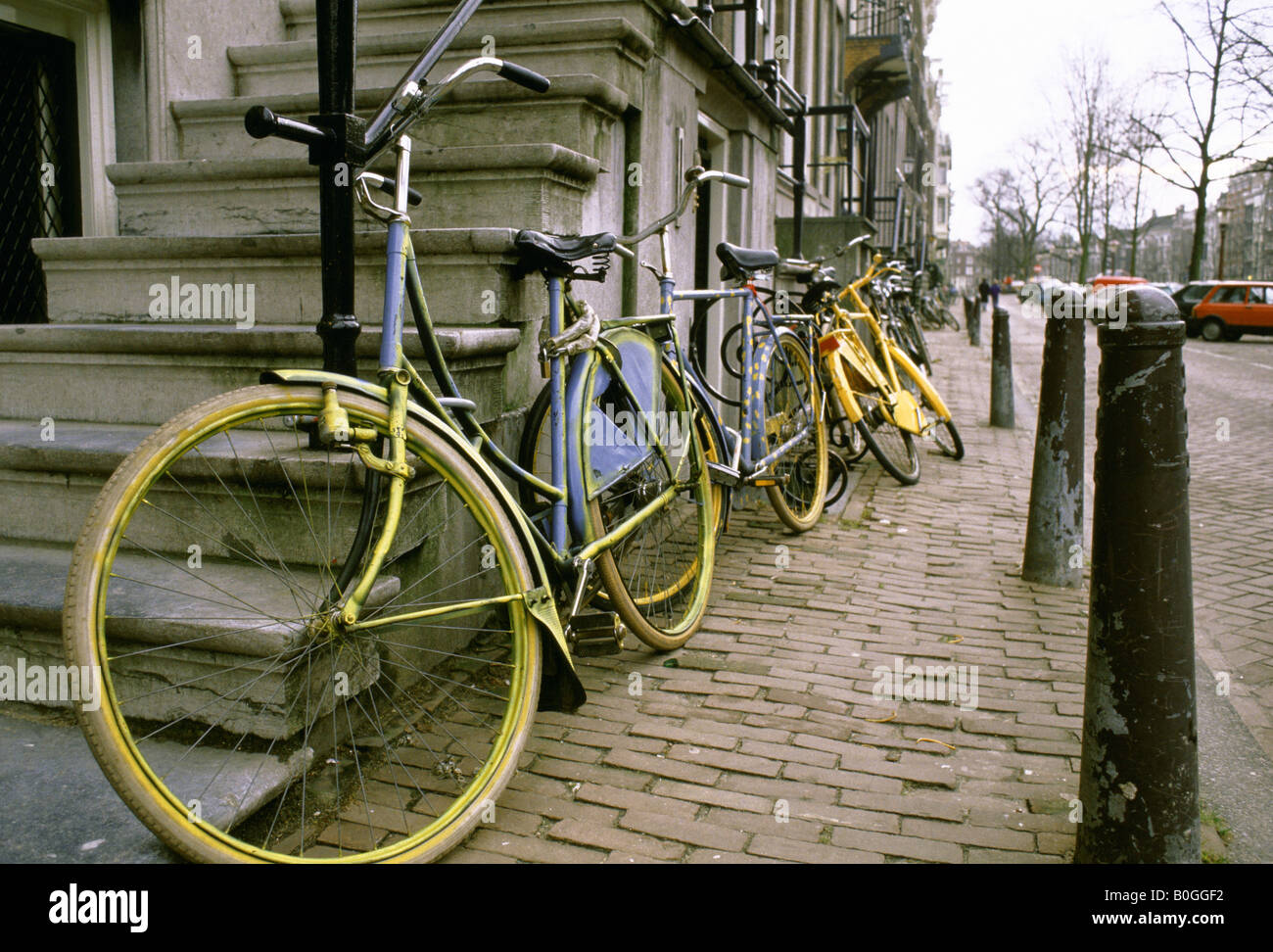 Les vélos appuyé contre les bâtiments, Amsterdam, Pays-Bas. Banque D'Images