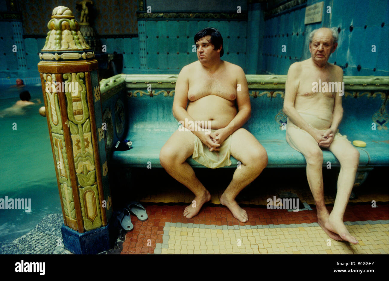 Deux hommes assis sur un banc, fun au thermes Gellért, Budapest, Hongrie. Banque D'Images