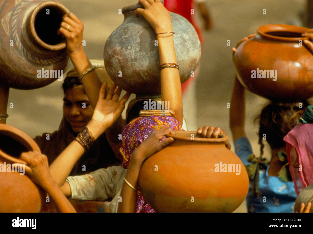 Des femmes portant des cruches d'eau sur leurs têtes, de l'Inde. Banque D'Images