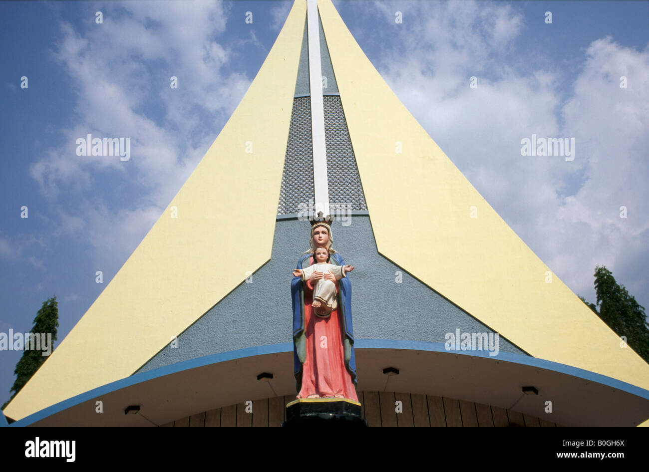 Détail de l'église du Sacré-Cœur avec statue de la Vierge Marie, Poovarany, Inde. Banque D'Images