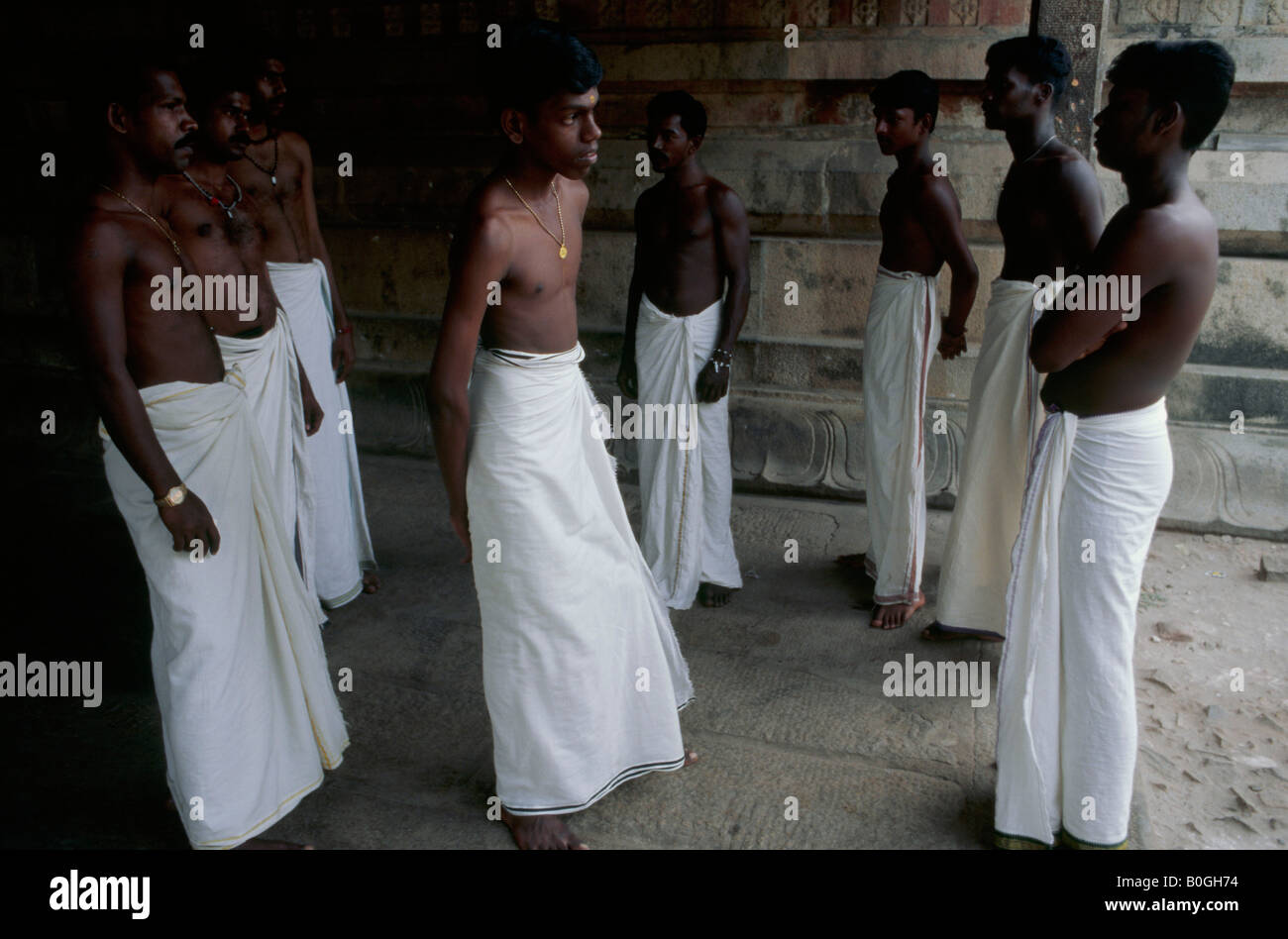 Les adorateurs d'hommes vêtus de blanc Dhotis au Sri Padmanabhaswamy Temple Hindou, Trivandrum, Inde. Banque D'Images