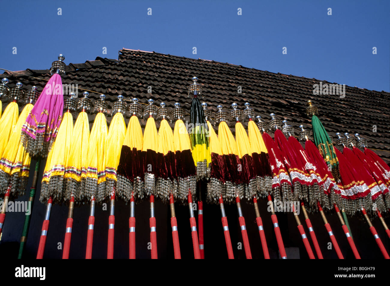 Parasols colorés utilisés par les cavaliers de l'éléphant du temple lors de festivals, Kerala, Inde. Banque D'Images