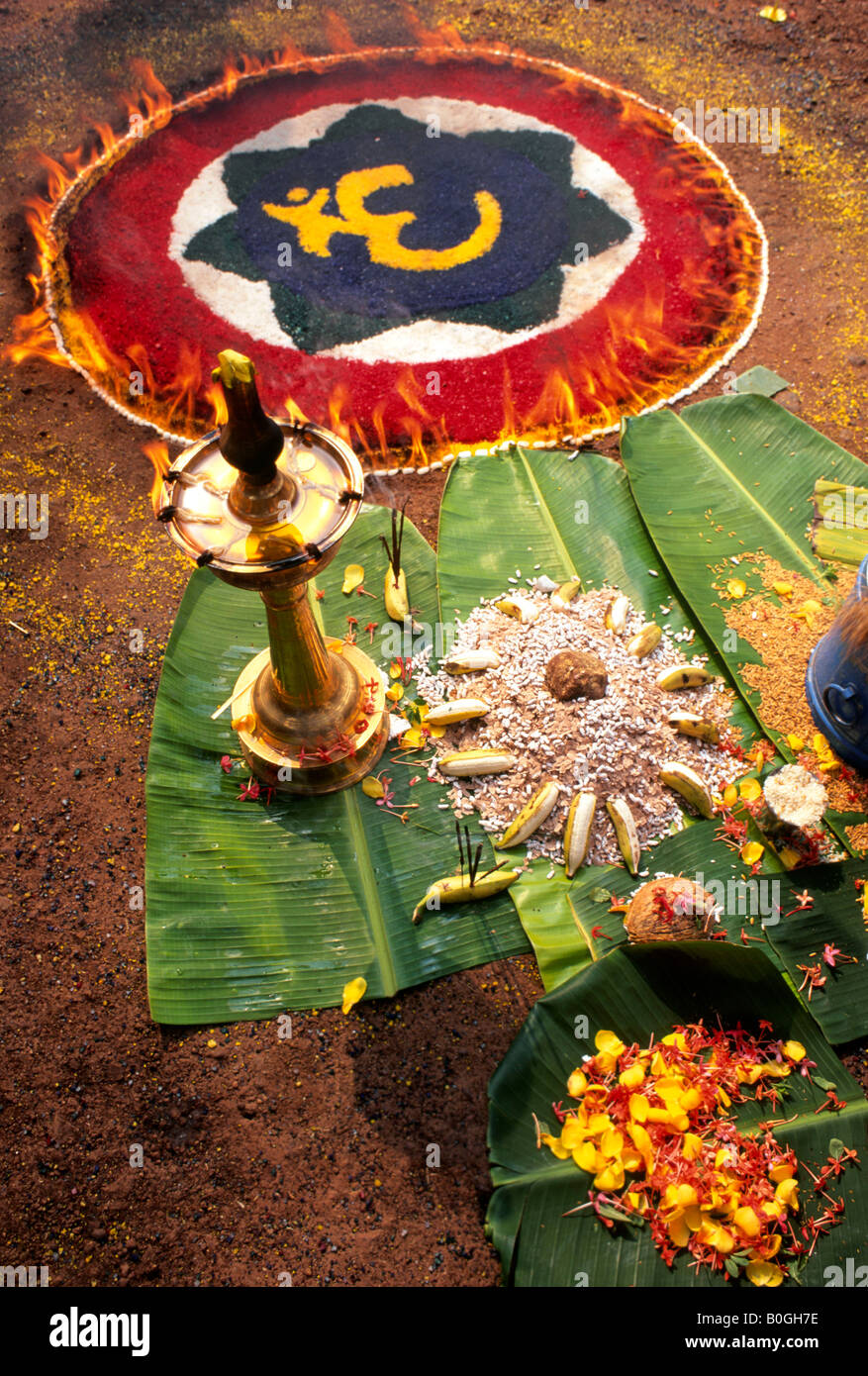 Un traditionnel offrant des Omkaram pour la déesse de la Hindu Temple Thirunakkara, Kottayam, Inde. Banque D'Images