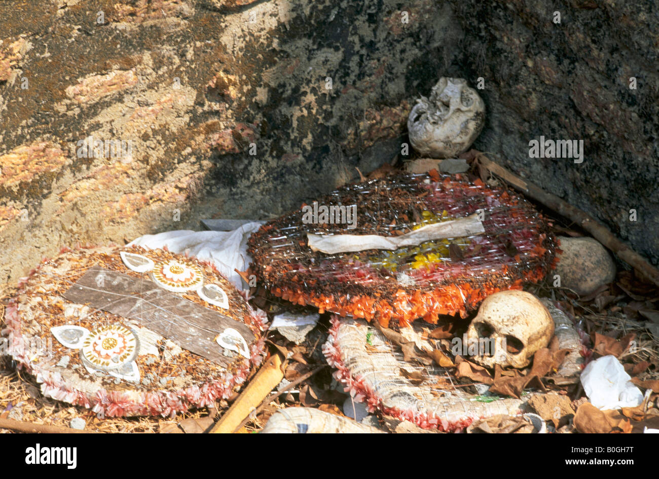 Crânes et d'os sur la surface de la cimetière surpeuplé de St Joseph's Church, Chennakary, Inde. Banque D'Images