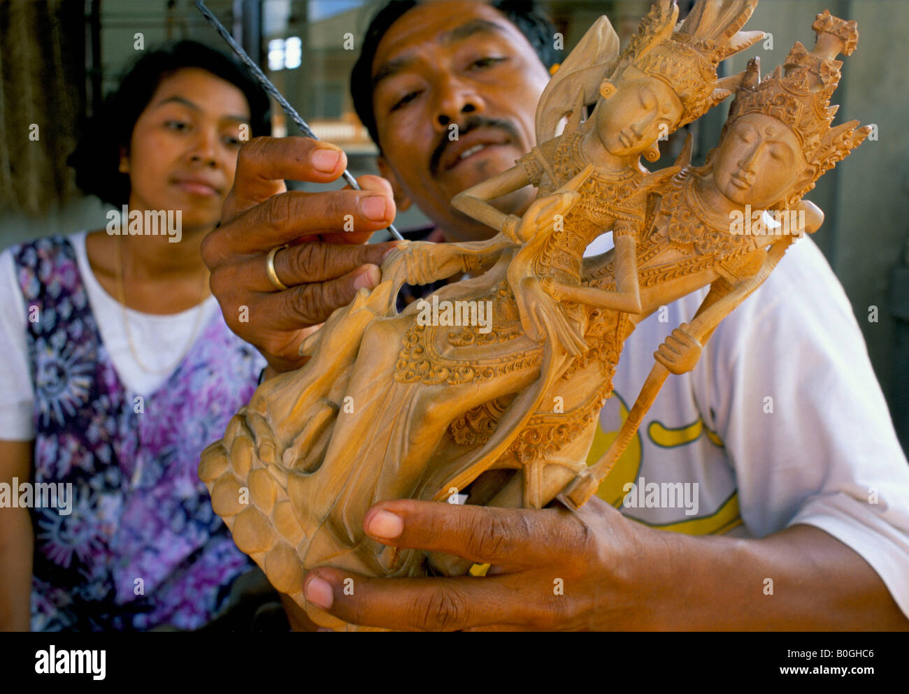 Un sculpteur sur bois au travail, Bali, Indonésie. Banque D'Images