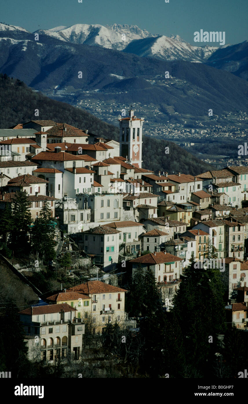 Une vue aérienne d'une ville située en Lombardie, Italie. Banque D'Images