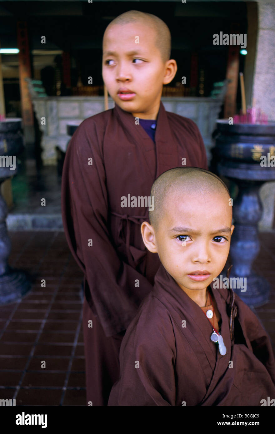 Les Bouddhistes jeunes vêtus de robes de Des Moines, la Malaisie. Banque D'Images