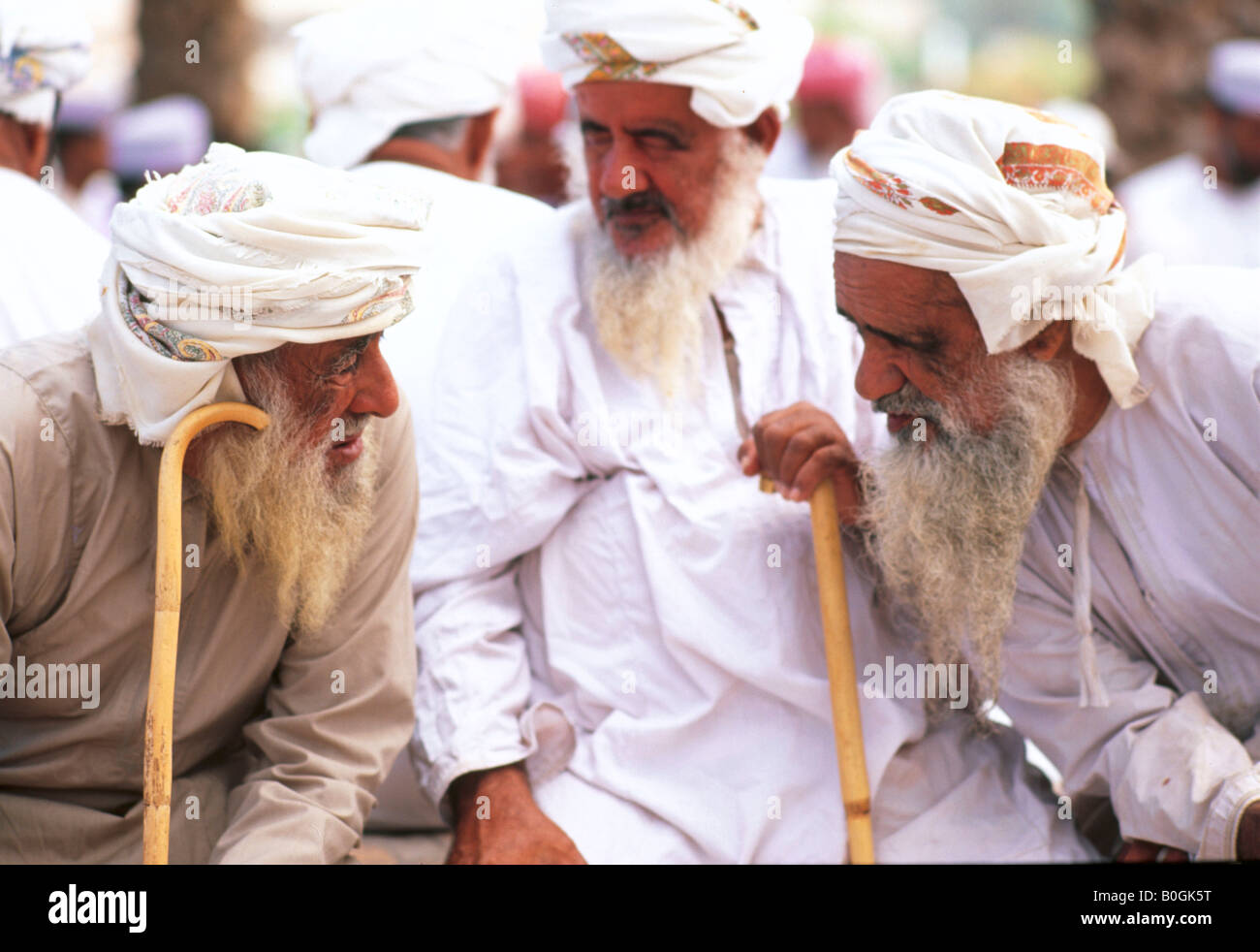 Personnes âgées Hommes parlant à un marché, de l'Oman. Banque D'Images