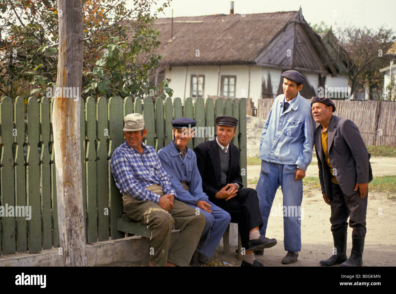 Un groupe d'hommes assis à un coin de rue, St Gheorghe, Roumanie. Banque D'Images