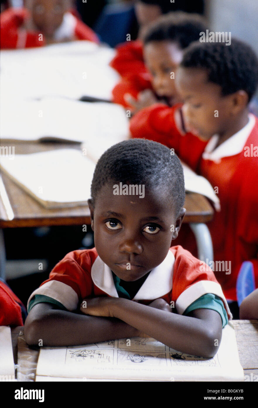 Une fille dans une classe de l'école primaire dans un quartier noir, Afrique du Sud. Banque D'Images