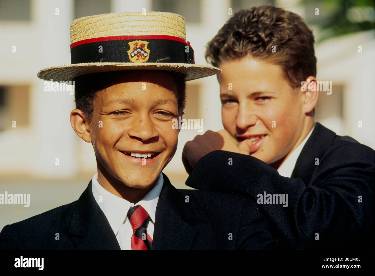 Un portrait de l'école publique de deux garçons portant des uniformes, Grahamstown, Afrique du Sud. Banque D'Images