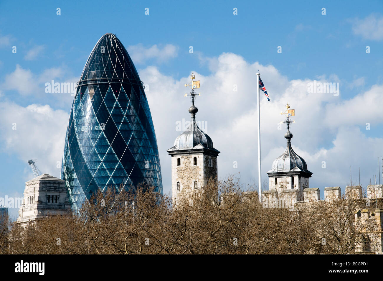 Tour de Londres et le Gherkin Building à Londres, Angleterre Banque D'Images