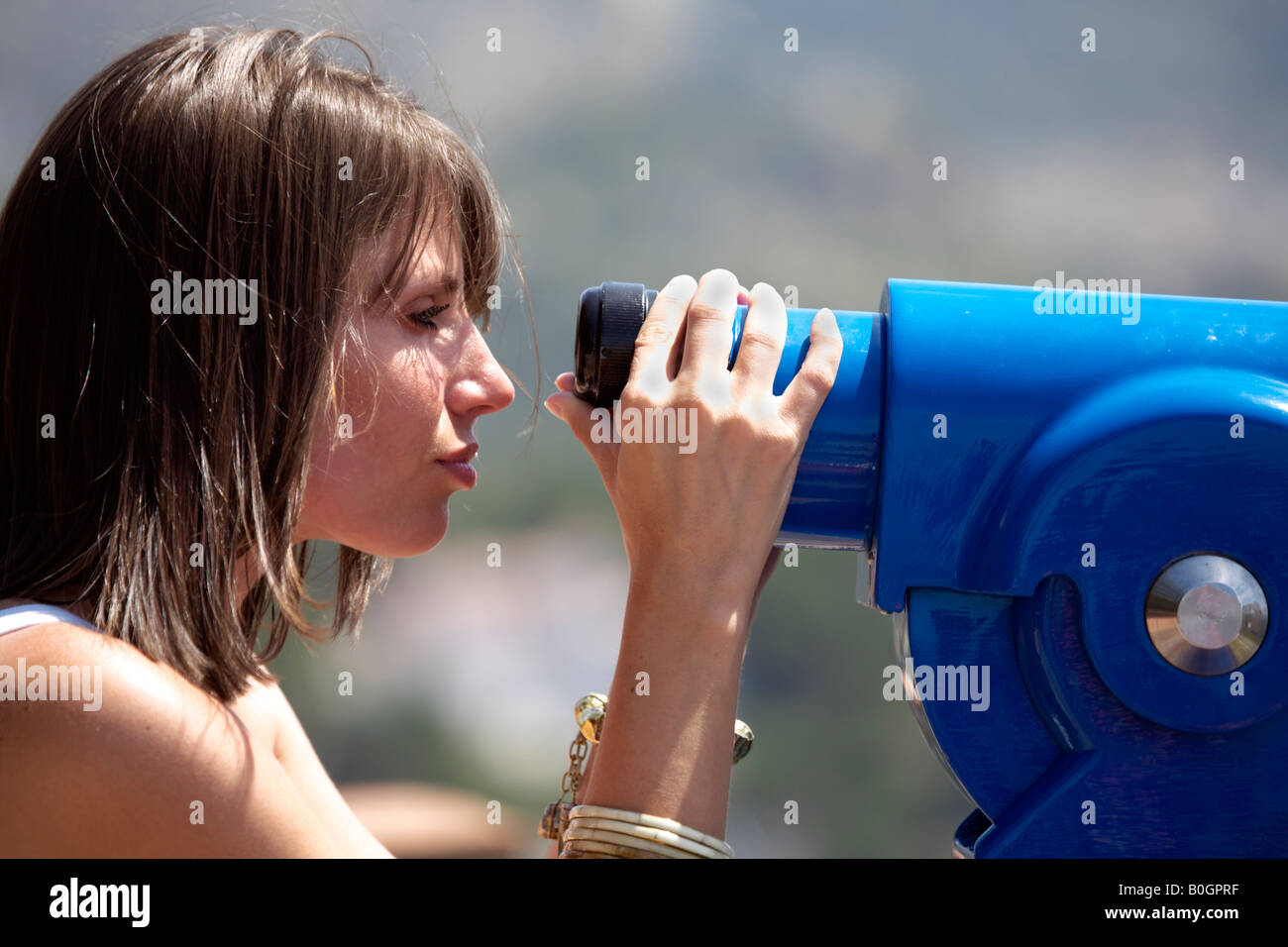 Jeune femme à la recherche de tourisme si télescope sur un point de vue à Mijas Pueblo, Costa del Sol, Andalousie, Espagne Banque D'Images