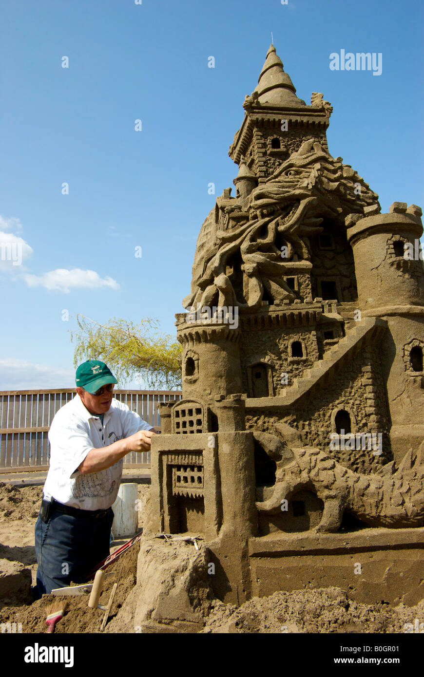 Sculpteur travaillant au Tournoi des Champions à Harrison Hot Springs Colombie-Britannique Sand Capitale Mondiale de la Sculpture Banque D'Images