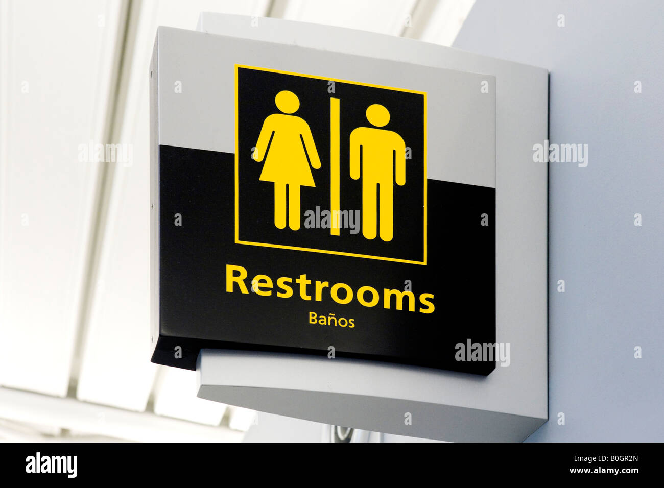 Les panneaux indiquant les toilettes de l'aéroport JFK de New York Banque D'Images