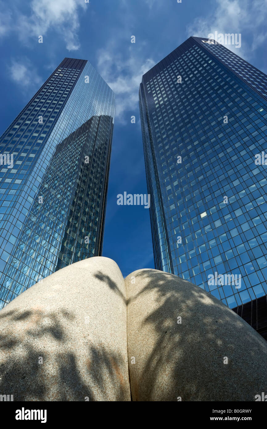 Low Angle view de la Deutsche Bank Towers Frankfurt Banque D'Images