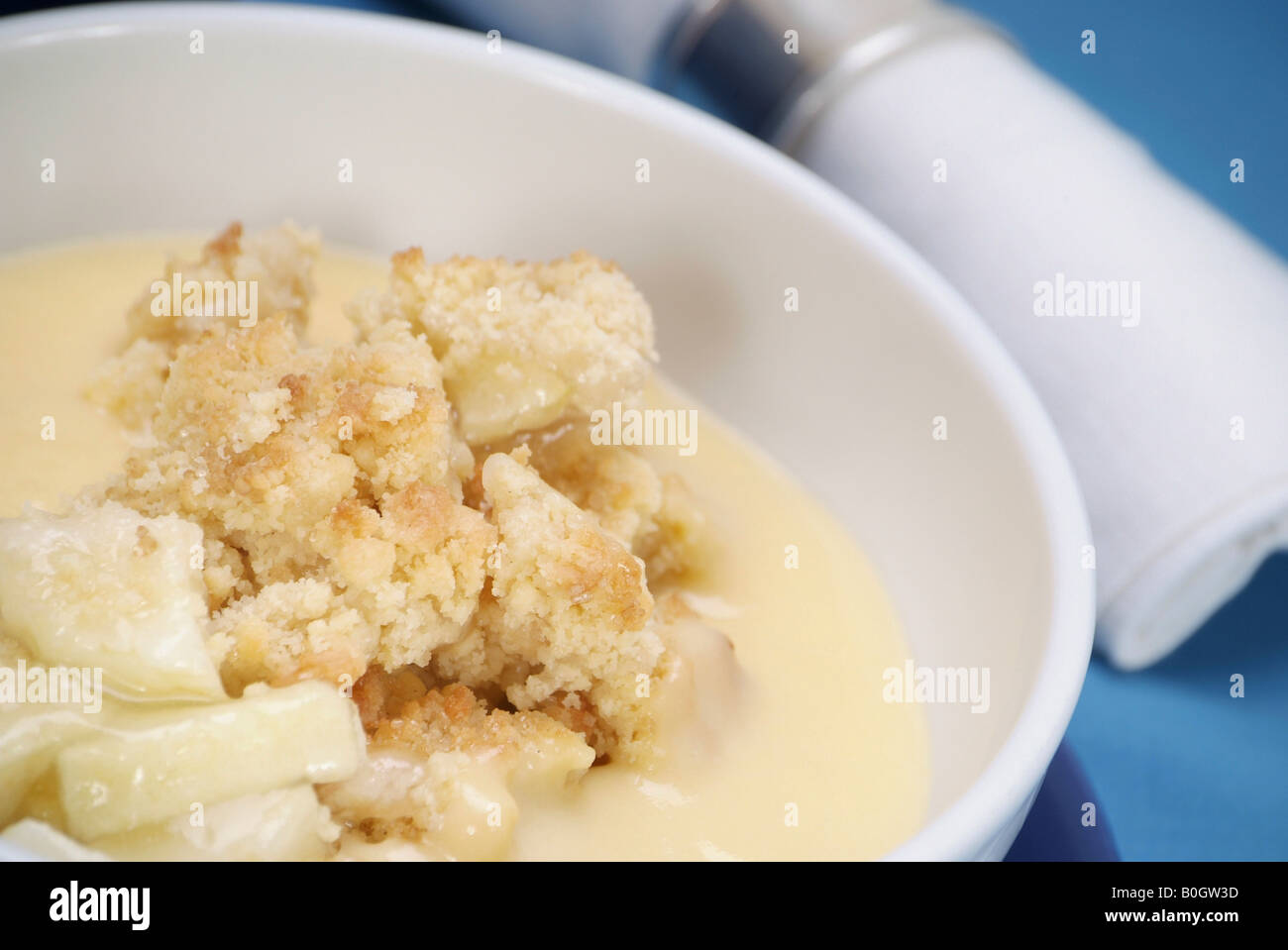 Crumble aux pommes et crème anglaise Banque D'Images