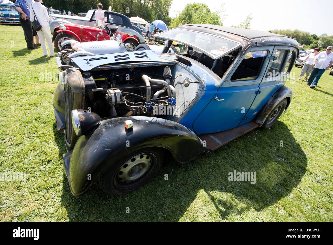 Voiture classique personnalisé avec un énorme moteur. Classic Car Show à Norfolk Banque D'Images