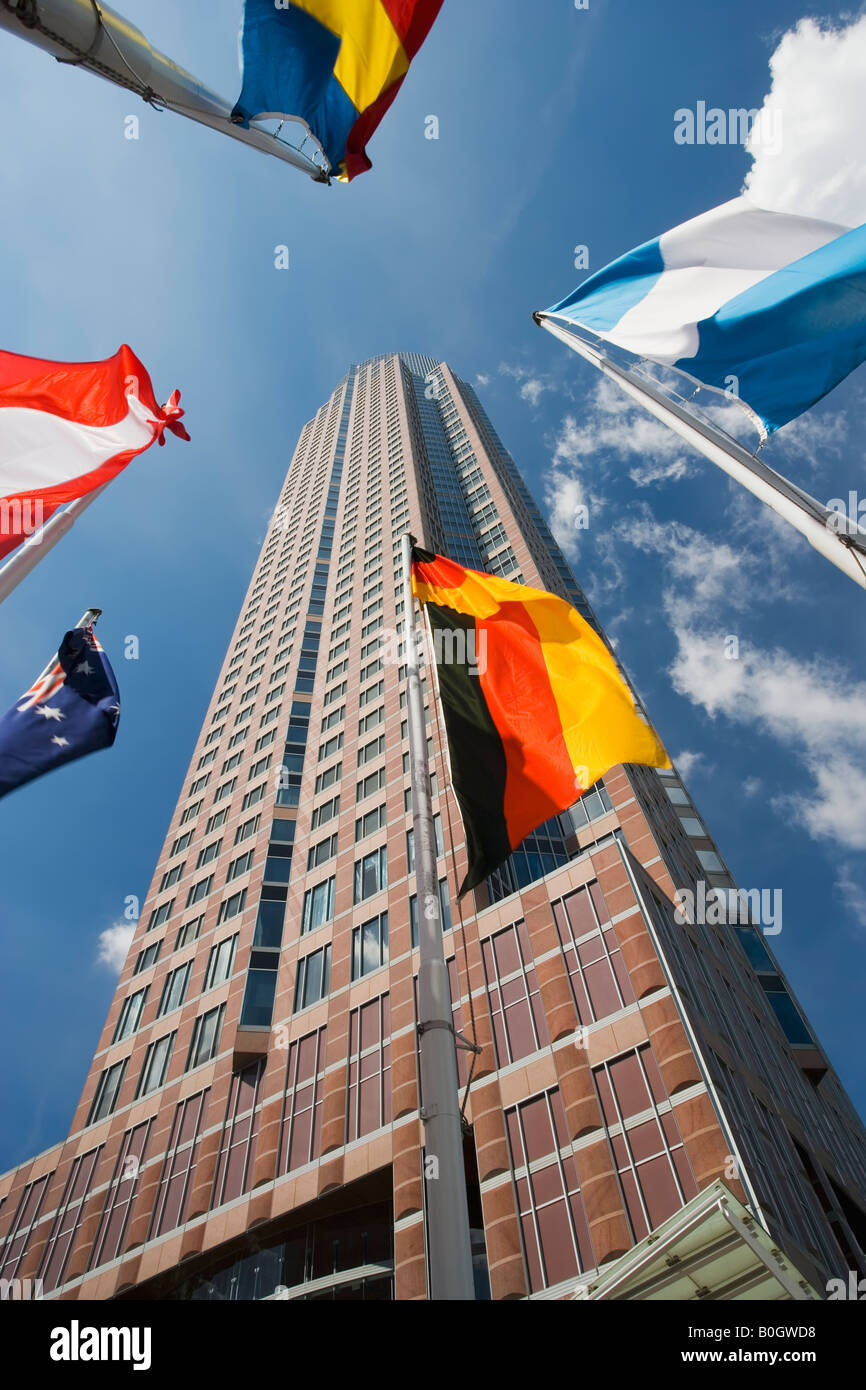 Messe Turm avec des drapeaux Banque D'Images