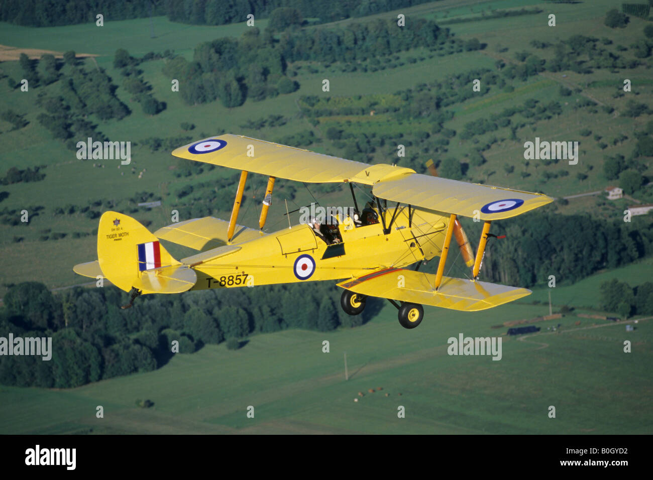 Ancien formateur britannique d'un biplan De Havilland DH-82C Tiger Moth en vol au dessus de la France Banque D'Images