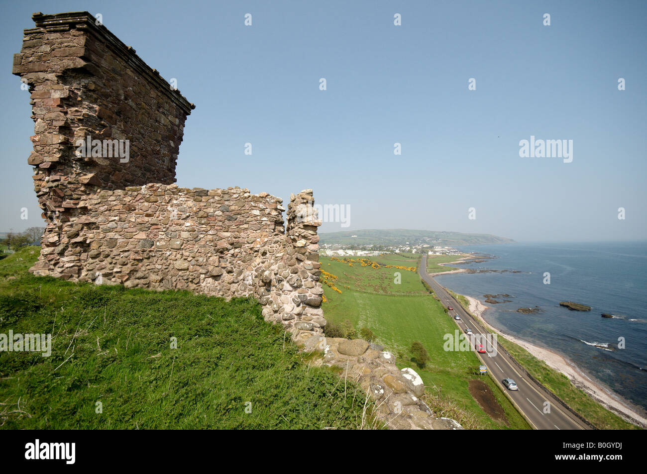 Les ruines de Red Bay Castle situé à proximité de Red Bay sur la route côtière principale entre Cushendall et Waterfoot Banque D'Images