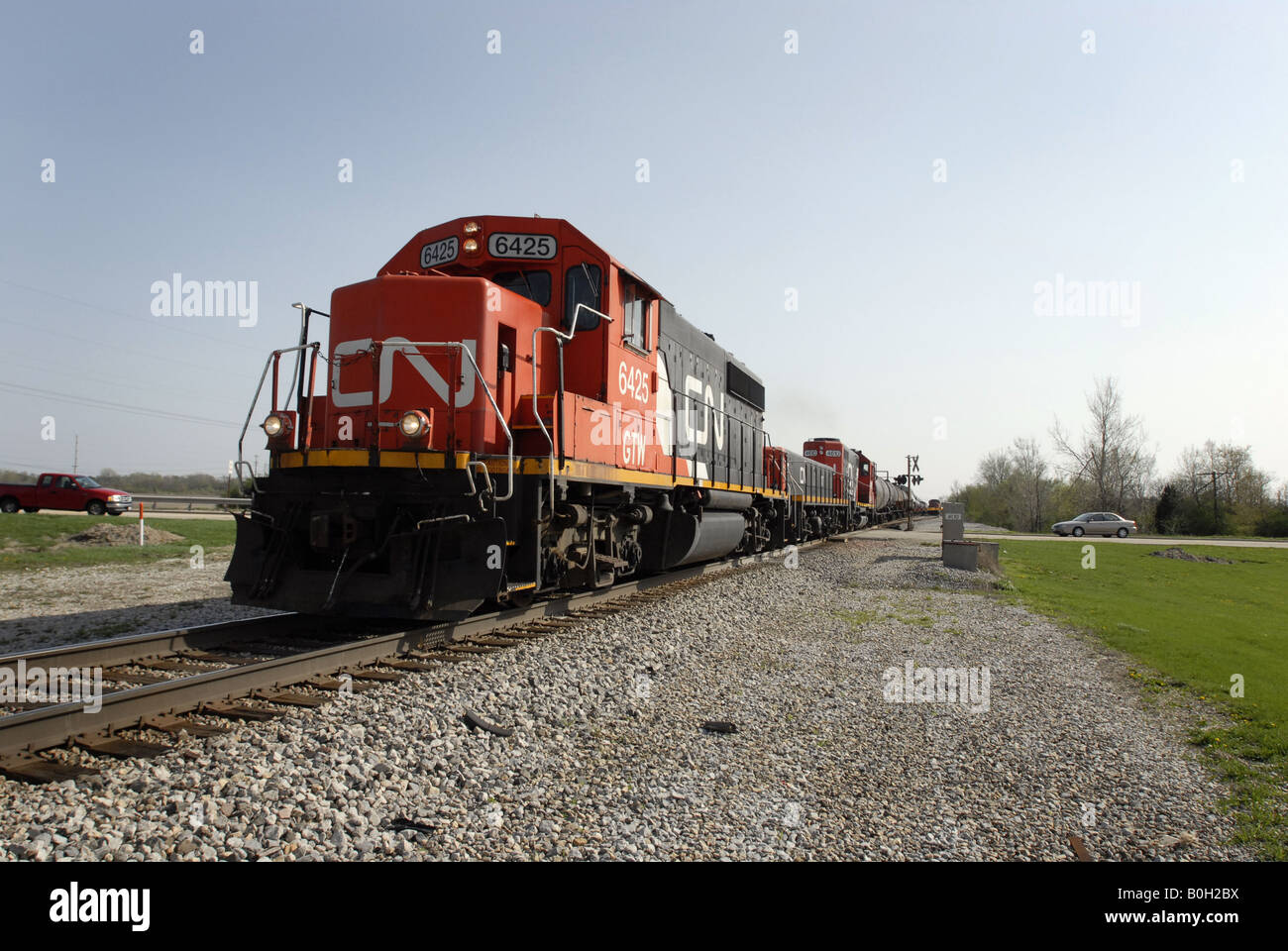 Un train de marchandises du Canadien National traverse un chemin rural dans le midwest des États-Unis près de Chicago Banque D'Images
