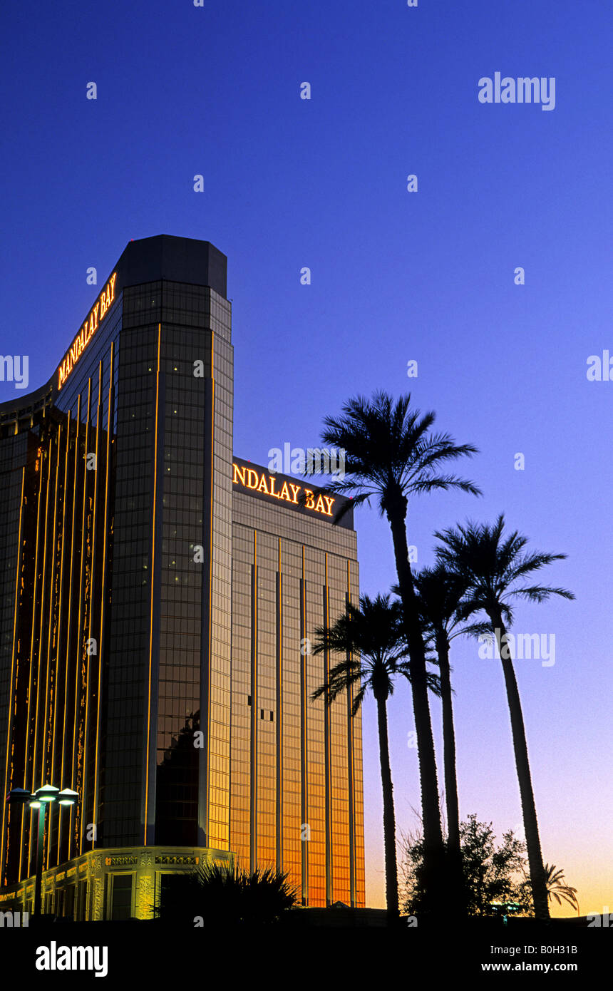 Façade de l'étagé 43 Mandalay Bay Casino Hotel sur Las Vegas Blvd au coucher du soleil- Las Vegas au Nevada (États-Unis) Banque D'Images