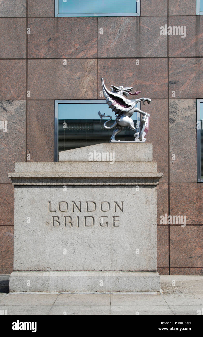 Le Pont de Londres signe et dragon contre l'immeuble de bureaux moderne London UK Banque D'Images