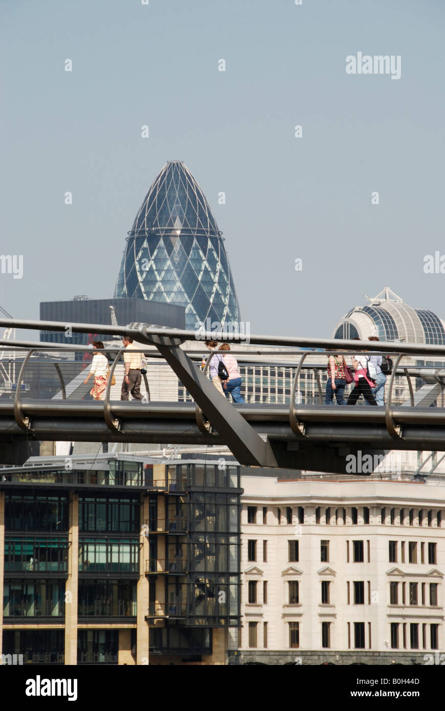 Les personnes qui traversent le pont du millénaire avec des bâtiments Ville de Londres en arrière-plan London UK 2008 Banque D'Images
