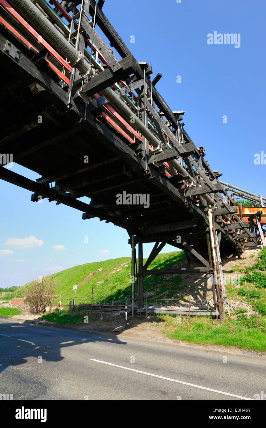 Pipeline de produits chimiques sur des supports en bois traversant la rue à Northwich dans Cheshire Banque D'Images