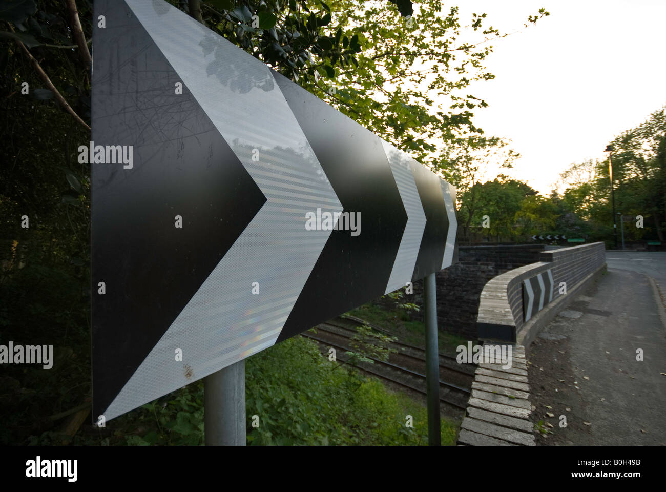 Droite sign on road brusque virage Banque D'Images