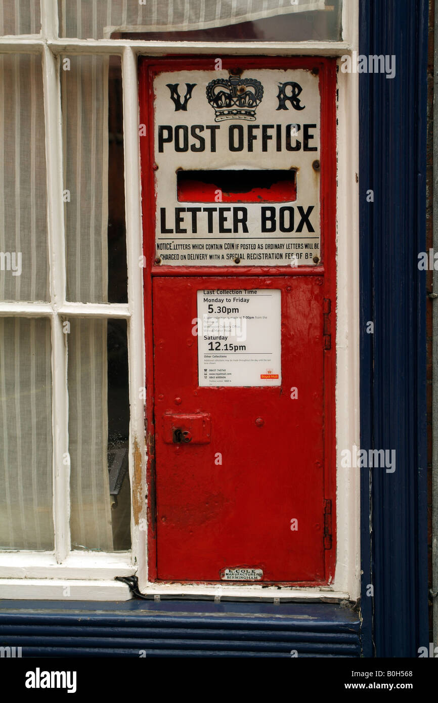 Royal Mail lettre fort monté dans la fenêtre d'une maison du centre-ville de Winchester Hampshire England UK Banque D'Images