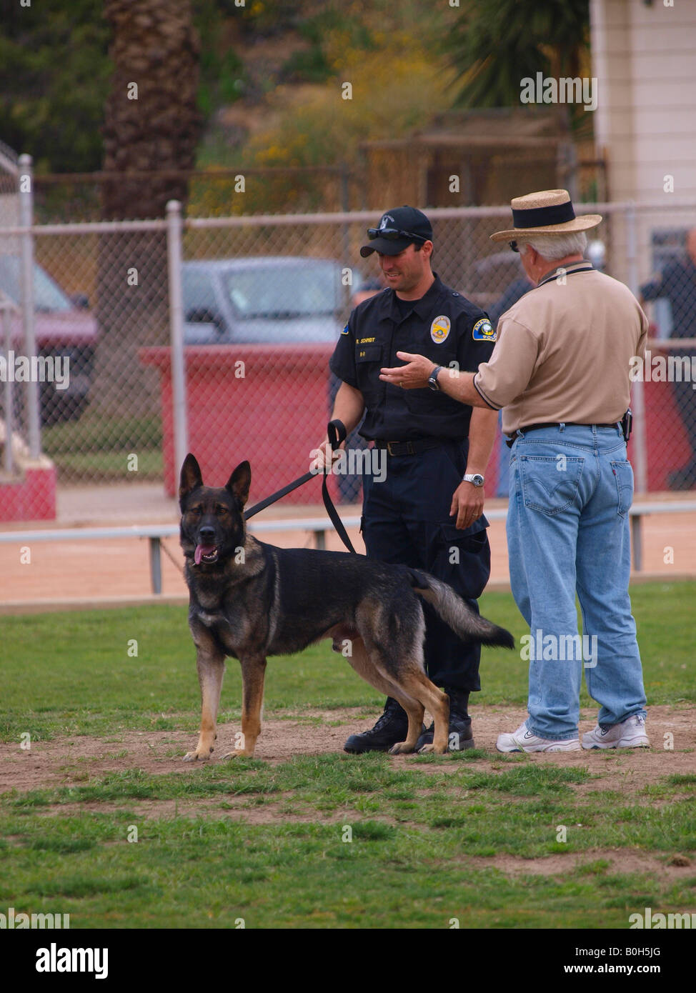 Agent de police reçoit des instructions avant de rechercher la concurrence à Redondo Beach CA. K9 essais cliniques. Banque D'Images