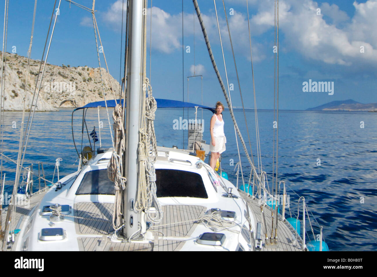 Voilier dans le port de Vathi, l'ile de Kalymnos, Dodécanèse, Mer Égée, Grèce Banque D'Images