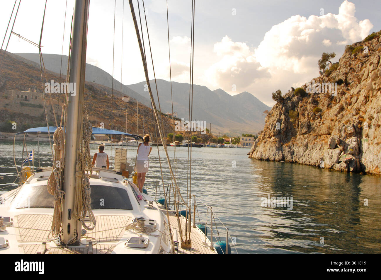 Voilier dans le port de Vathi, l'ile de Kalymnos, Dodécanèse, Mer Égée, Grèce Banque D'Images