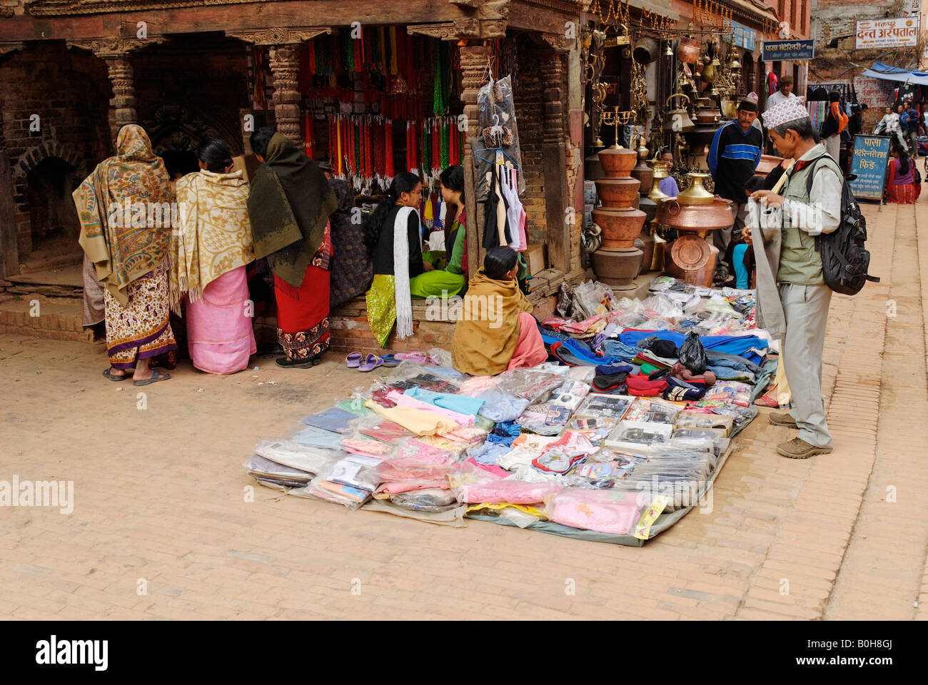 Les vendeurs de rue qui vendent leurs produits à un marché dans le centre historique de Bhaktapur, Katmandou, Népal, Asie Banque D'Images