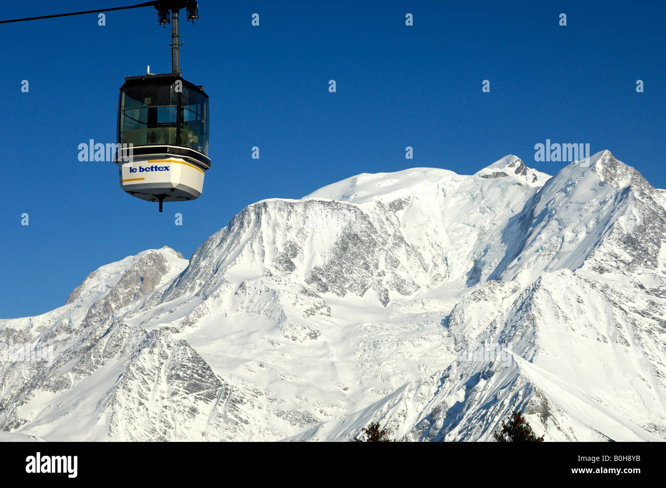 Gondole Bettex-Arbois suspendue en face du Massif du Mont-Blanc, Saint Gervais-Mont Blanc, Savoie, Haute Savoie, France Banque D'Images