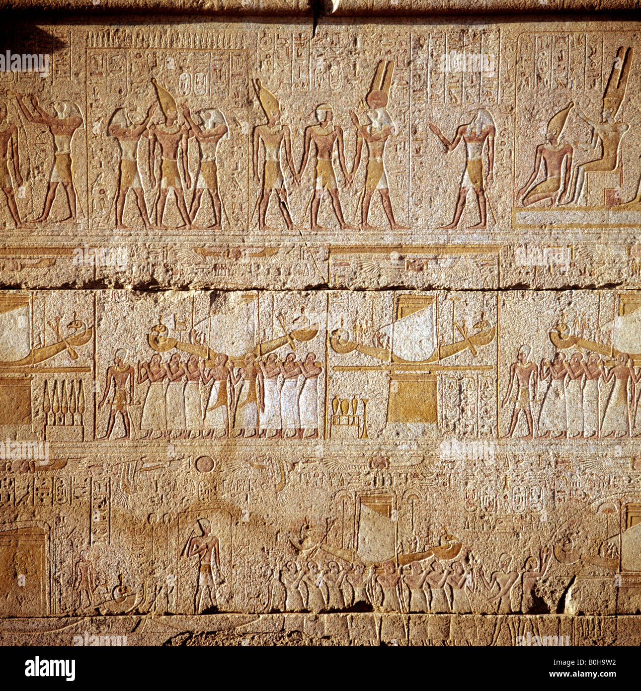 Hiéroglyphes, relief représentant dieux égyptiens, Louxor, Thèbes, Egypte Banque D'Images